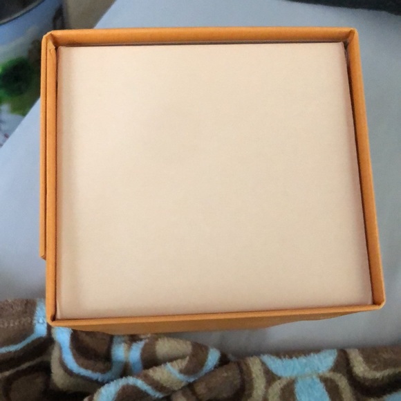 Empty Louis Vuitton perfume box holder magnetic lid closure - Picture 8 of 8